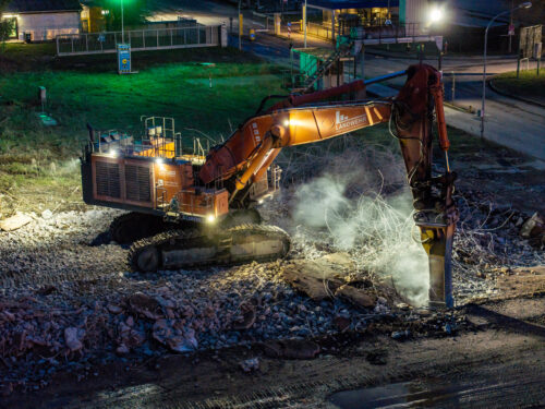 Abbruchbagger in Ensdorf am Abend