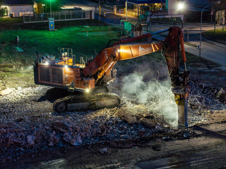 Abbruchbagger in Ensdorf am Abend